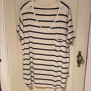 Grace & Lace XXL pocket v-neck T-shirt